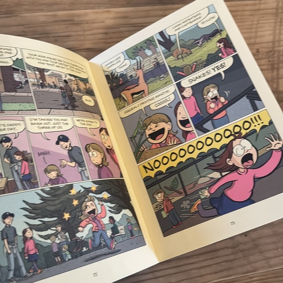 Lot of 3 Girls Comic Chapter Books - Picture 8 of 8